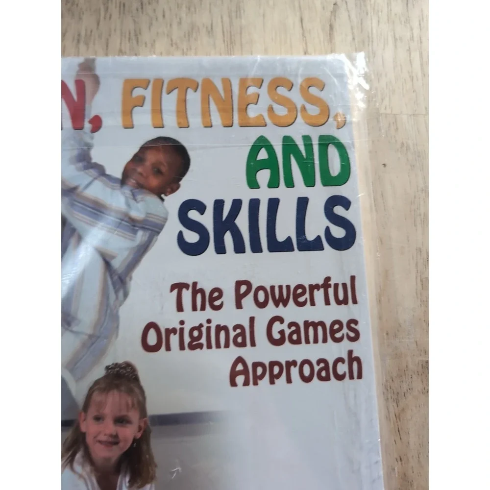 Fun, Fitness, and Skills : The Powerful Original‎ Games Approach by Howie...